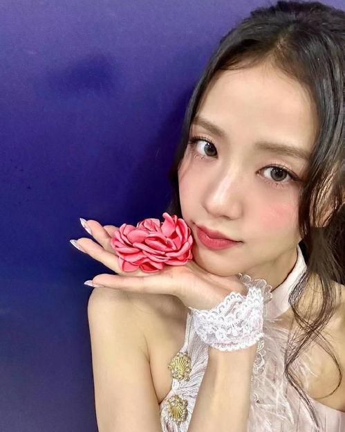 娱乐之金智秀,娱乐界的璀璨明星，闪耀舞台的青春力量